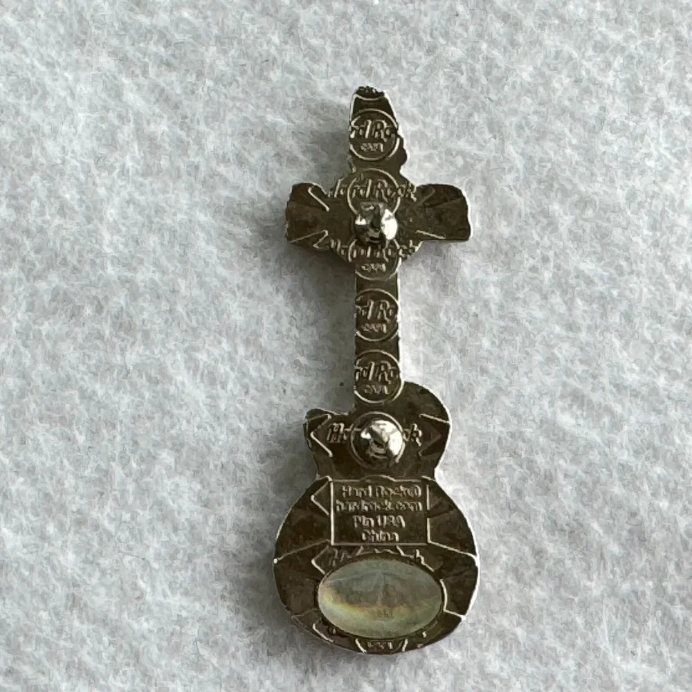HARD ROCK CAFE ALL ACCESS COLLECTIBLE GUITAR PIN. LOVE ALL SERVE ALL.